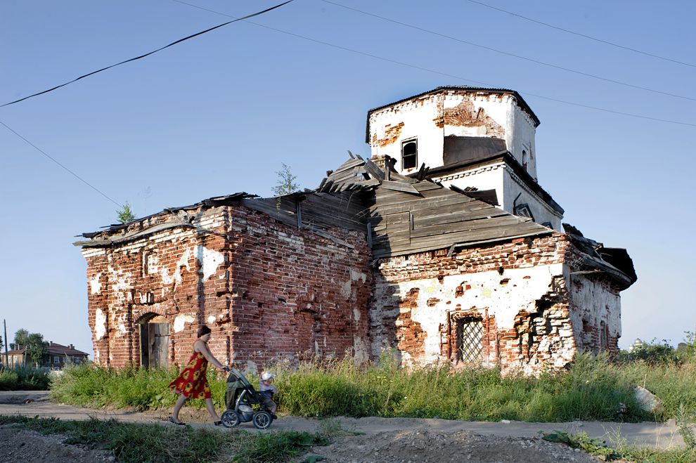 Belozersk
Russia. Vologda Region. Belozersk District
Church of the Intercession of the Mother of GodShukshin Street
2010-07-22
© Photographs by William Brumfield