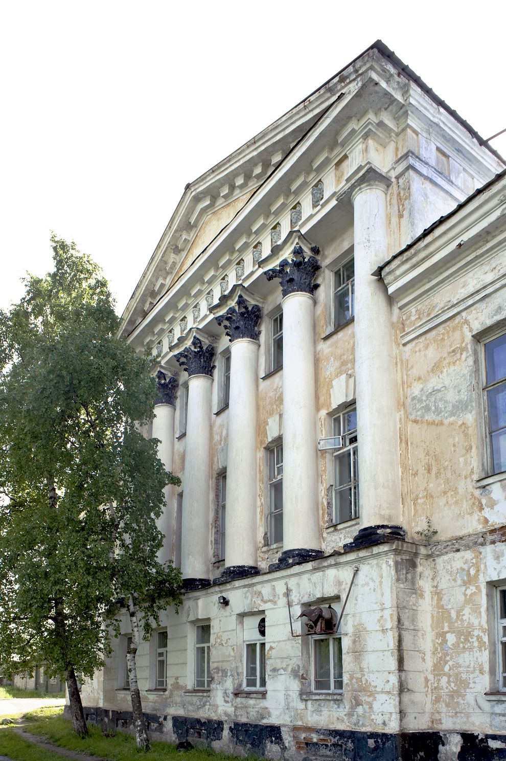 Belozersk
Russia. Vologda Region. Belozersk District
Town estate house
Side facade
2010-06-09
© Photographs by William Brumfield