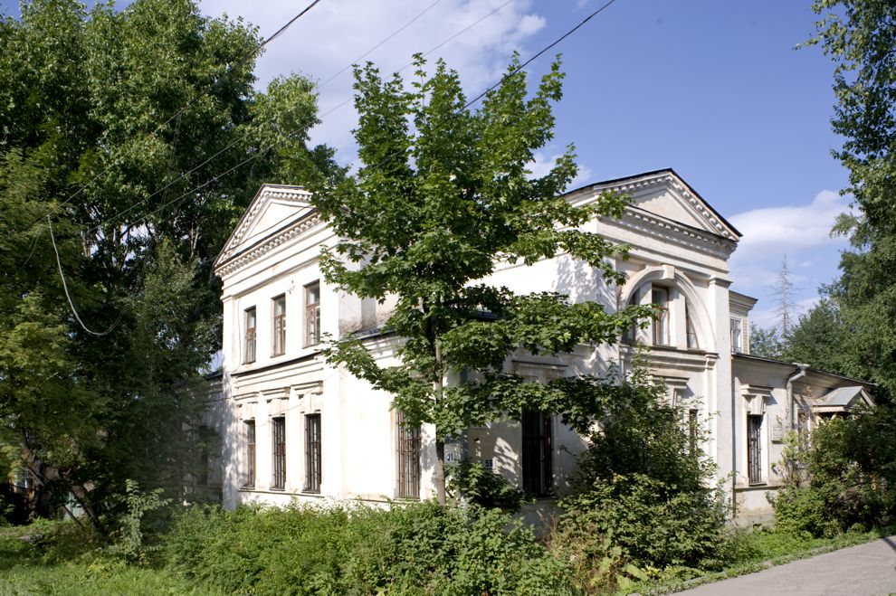 Belozersk
Russia. Vologda Region. Belozersk District
Kaparulin house
2010-07-22
© Photographs by William Brumfield