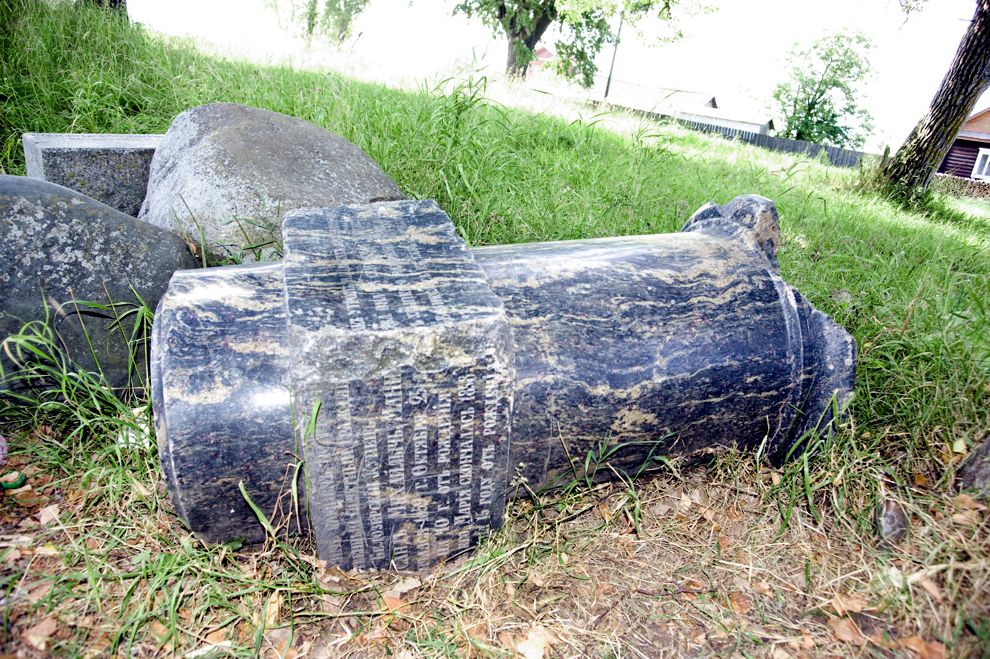 Belozersk
Russia. Vologda Region. Belozersk District
Church of Miraculous icon of the Savior on the Hill (Spas na Gore)Komsomolskaia Street / Krasnaia Street
Overturned grave markers from church cemetery
2010-07-22
© Photographs by William Brumfield