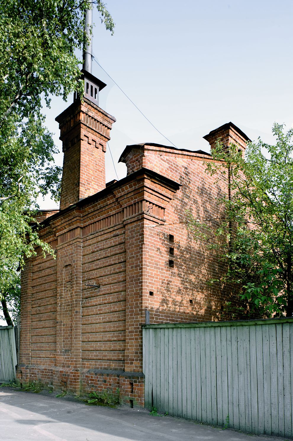 Belozersk
Russia. Vologda Region. Belozersk District
State spirits warehouse
Service building
2010-07-22
© Photographs by William Brumfield