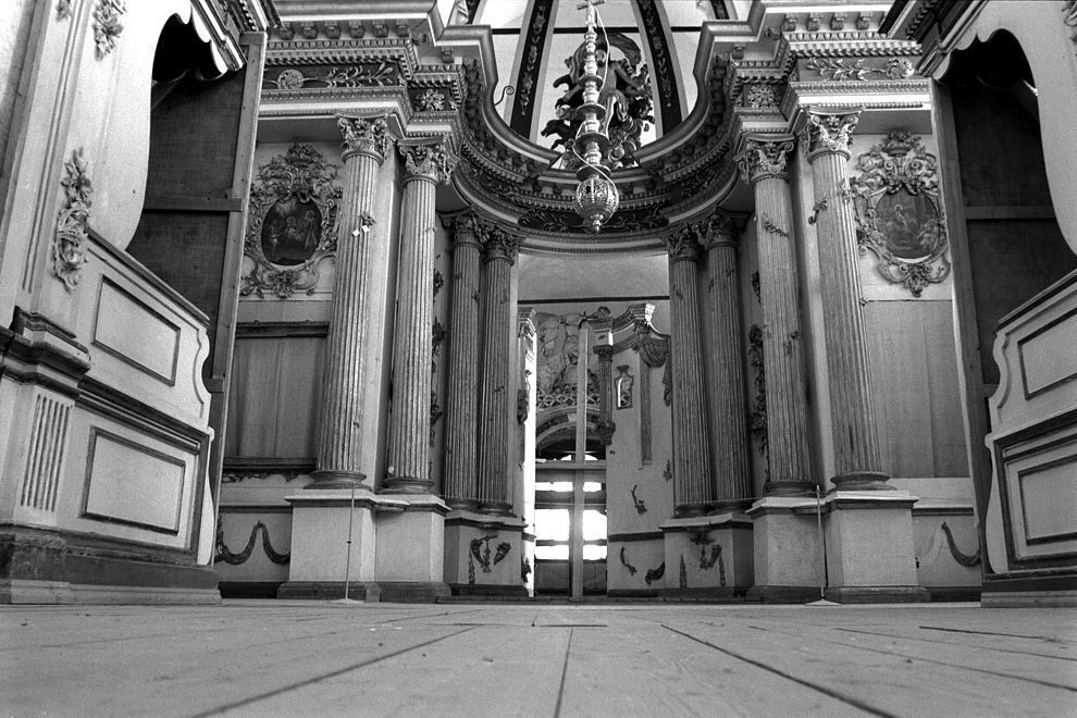 Belozersk
Russia. Vologda Region. Belozersk District
Kremlin
Cathedral of the TransfigurationGorodskoi Val street 13
Interior. Iconostasis
1998-03-03
© Photographs by William Brumfield