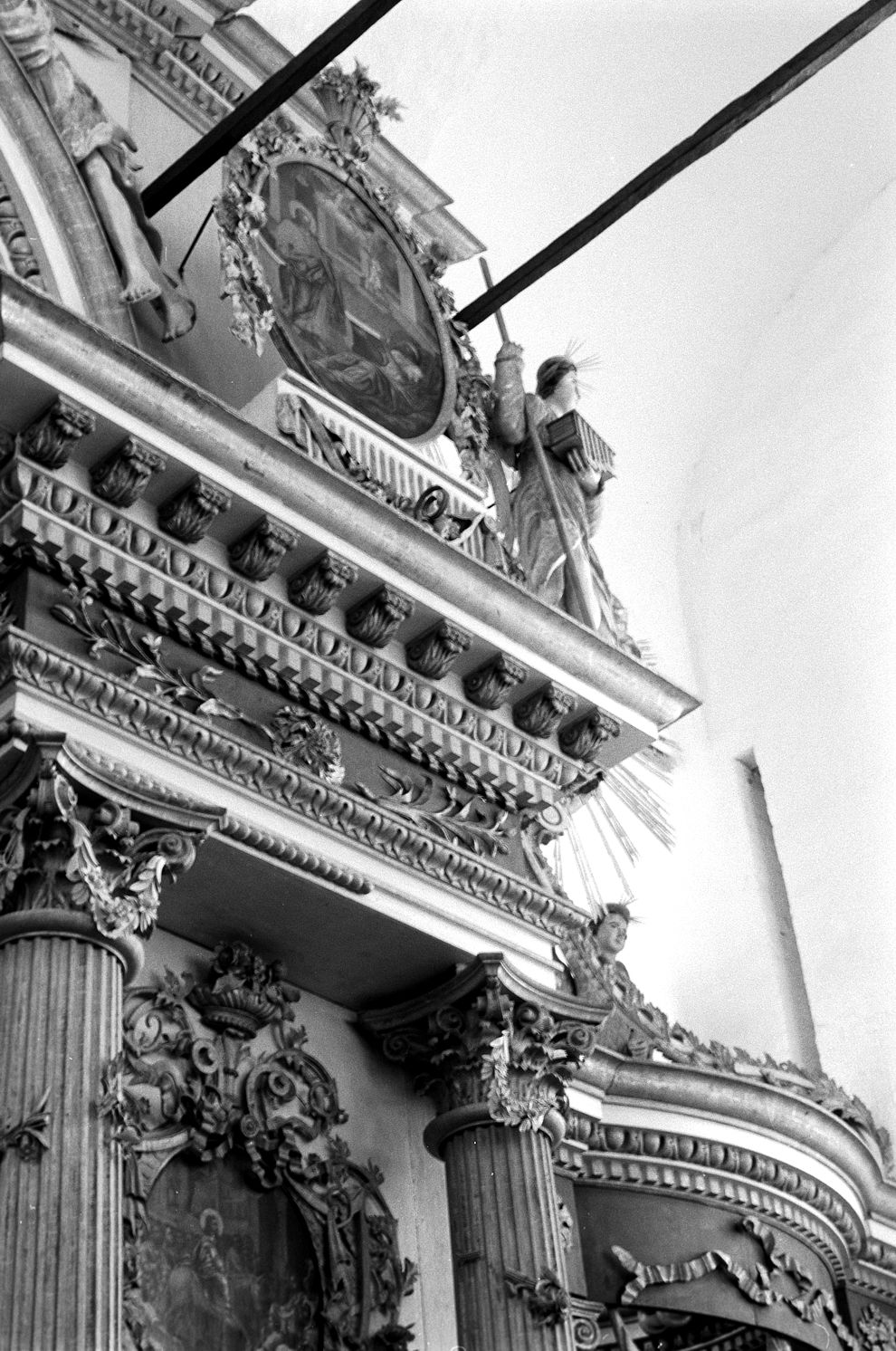 Belozersk
Russia. Vologda Region. Belozersk District
Kremlin
Cathedral of the TransfigurationGorodskoi Val street 13
Interior. Iconostasis. Right side of pediment
1998-03-03
© Photographs by William Brumfield