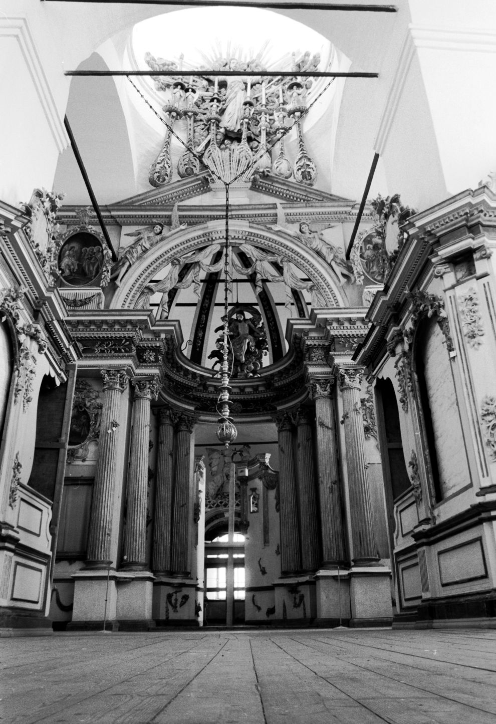 Belozersk
Russia. Vologda Region. Belozersk District
Kremlin
Cathedral of the TransfigurationGorodskoi Val street 13
Interior. Iconostasis
1998-03-03
© Photographs by William Brumfield