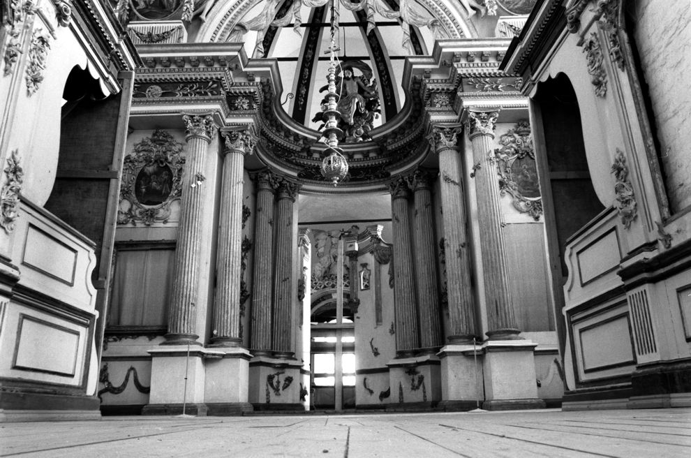 Belozersk
Russia. Vologda Region. Belozersk District
Kremlin
Cathedral of the TransfigurationGorodskoi Val street 13
Interior. Iconostasis
1998-03-03
© Photographs by William Brumfield