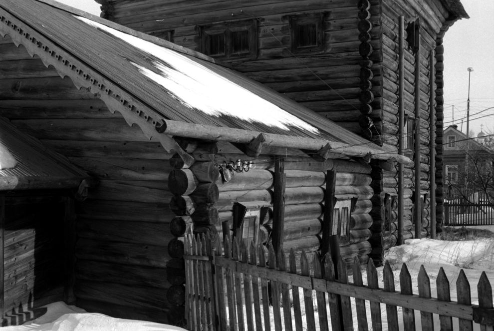 Belozersk
Russia. Vologda Region. Belozersk District
Church of Elijah the ProphetShukshin Street 13 / Svoboda (Freedom) Street
Entrance
1998-03-03
© Photographs by William Brumfield