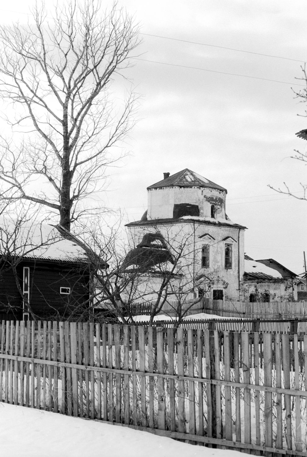 Belozersk
Russia. Vologda Region. Belozersk District
Church of the Intercession of the Mother of GodShukshin Street
1998-03-03
© Photographs by William Brumfield