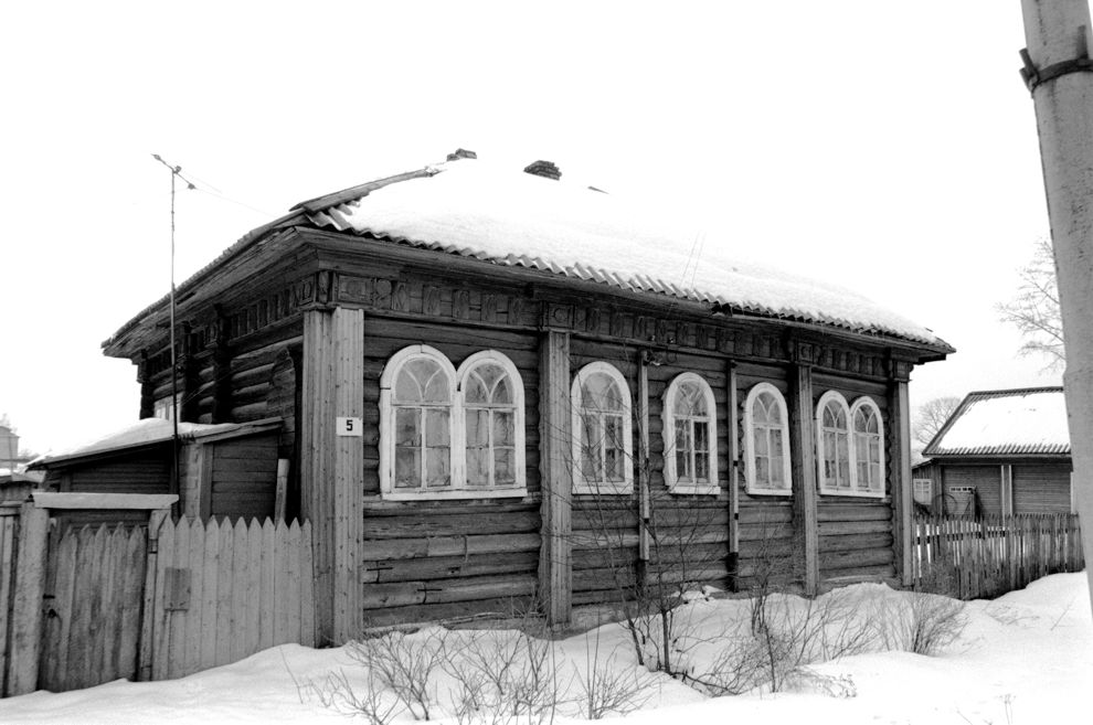 Belozersk
Russia. Vologda Region. Belozersk District
Log house
1998-03-03
© Photographs by William Brumfield