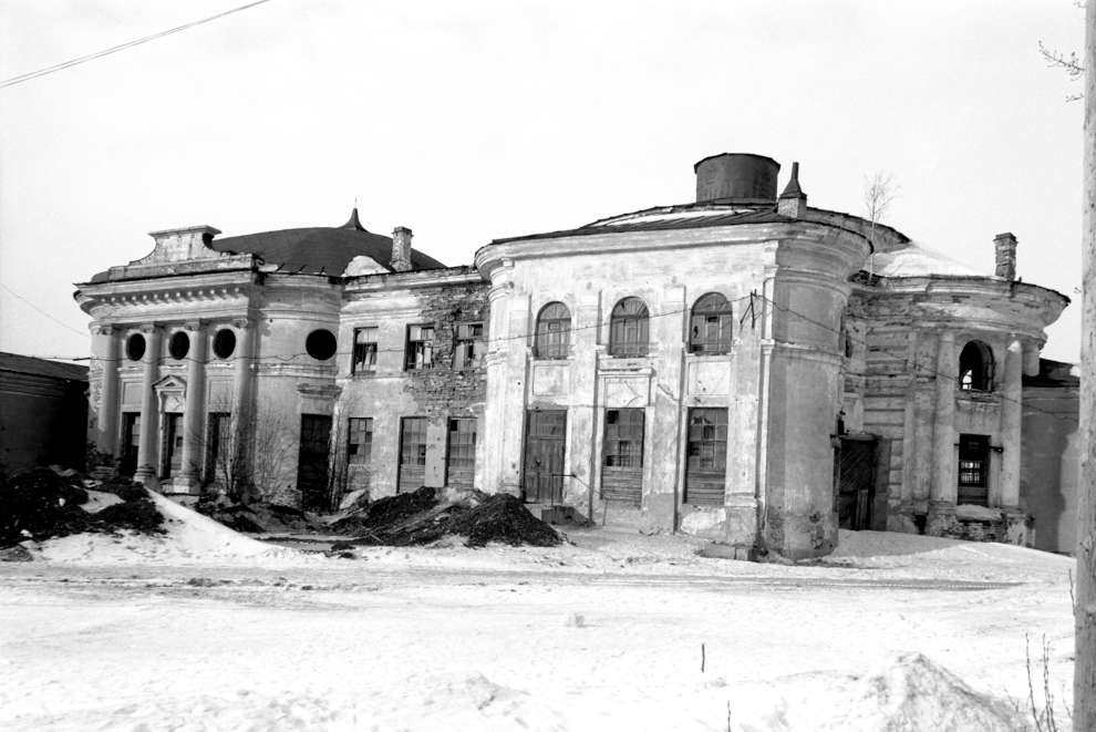 Belozersk
Russia. Vologda Region. Belozersk District
Church of John the BaptistStreet of the Third International
1998-03-03
© Photographs by William Brumfield