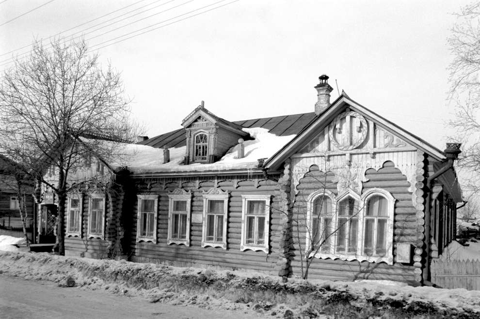 Belozersk
Russia. Vologda Region. Belozersk District
Pozdinin house
1998-03-03
© Photographs by William Brumfield