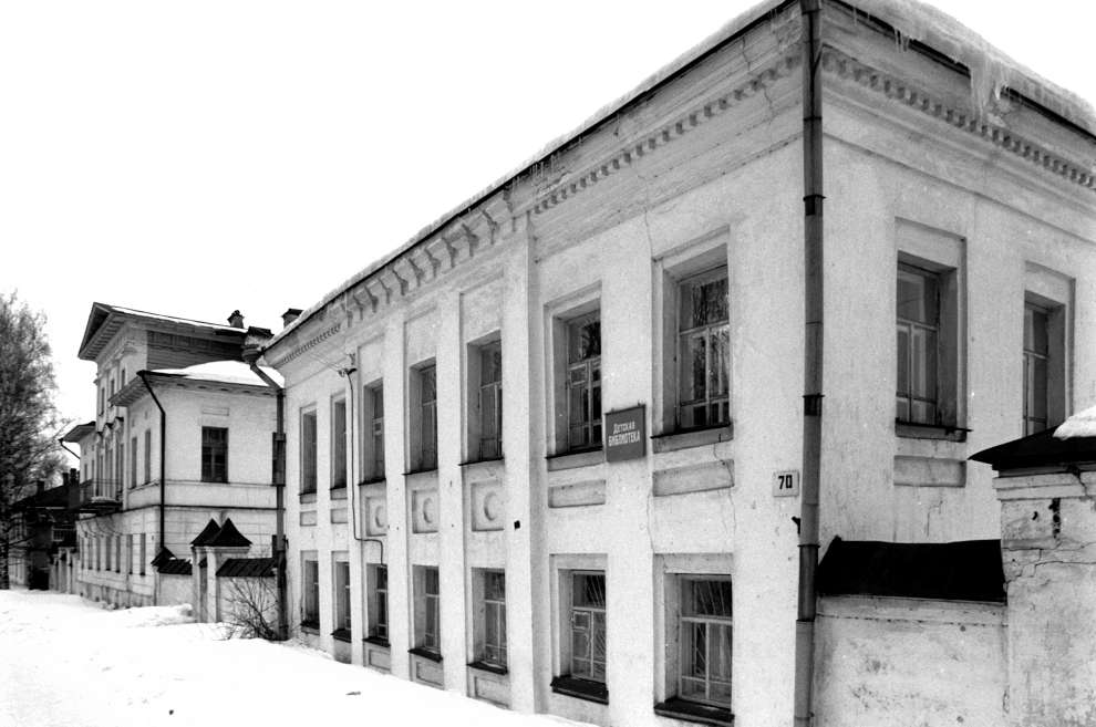 Belozersk
Russia. Vologda Region. Belozersk District
Kaparulin house
1998-03-03
© Photographs by William Brumfield