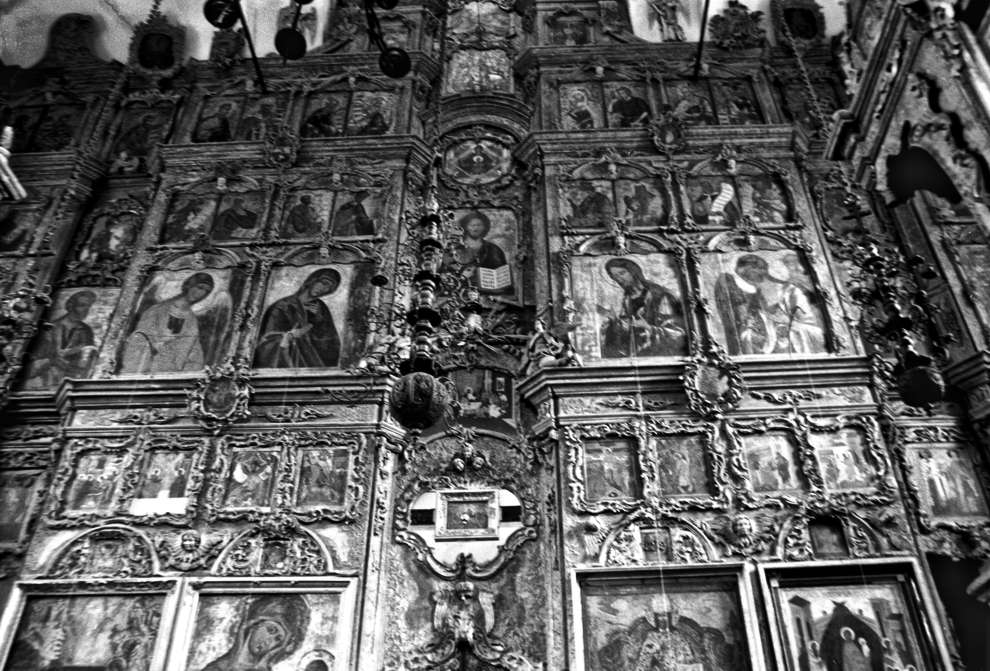 Belozersk
Russia. Vologda Region. Belozersk District
Church of the DormitionMarks Street 43
Interior. Iconostasis
1999-07-23
© Photographs by William Brumfield