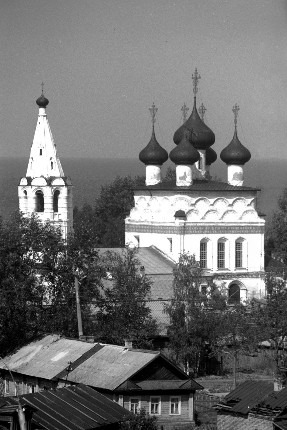 Belozersk
Russia. Vologda Region. Belozersk District
Church of the All-Merciful SaviorDzerjinskii Street 8
1999-07-23
© Photographs by William Brumfield