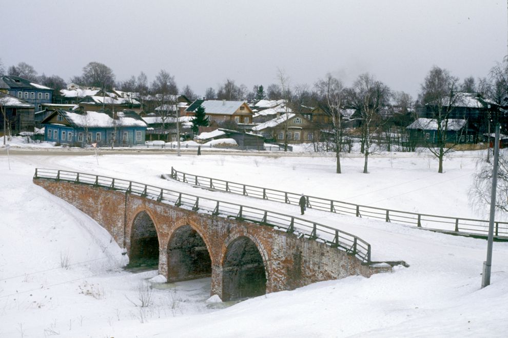 Belozersk
Russia. Vologda Region. Belozersk District
Bridge over Kremlin moat
1998-03-03
© Photographs by William Brumfield