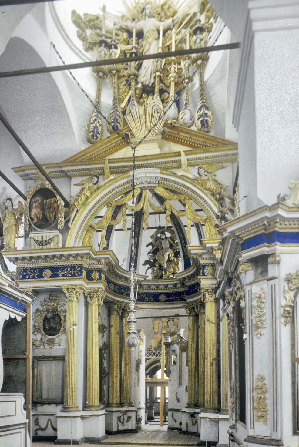 Belozersk
Russia. Vologda Region. Belozersk District
Kremlin
Cathedral of the TransfigurationGorodskoi Val street 13
Interior. Iconostasis
1998-03-03
© Photographs by William Brumfield