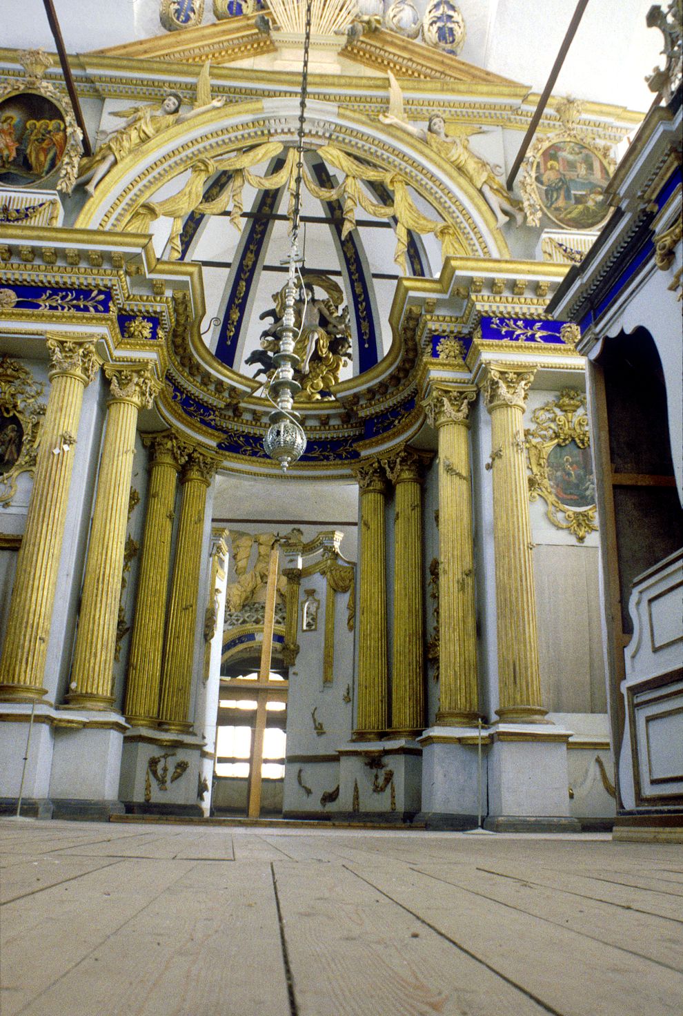 Belozersk
Russia. Vologda Region. Belozersk District
Kremlin
Cathedral of the TransfigurationGorodskoi Val street 13
Interior. Iconostasis
1998-03-03
© Photographs by William Brumfield