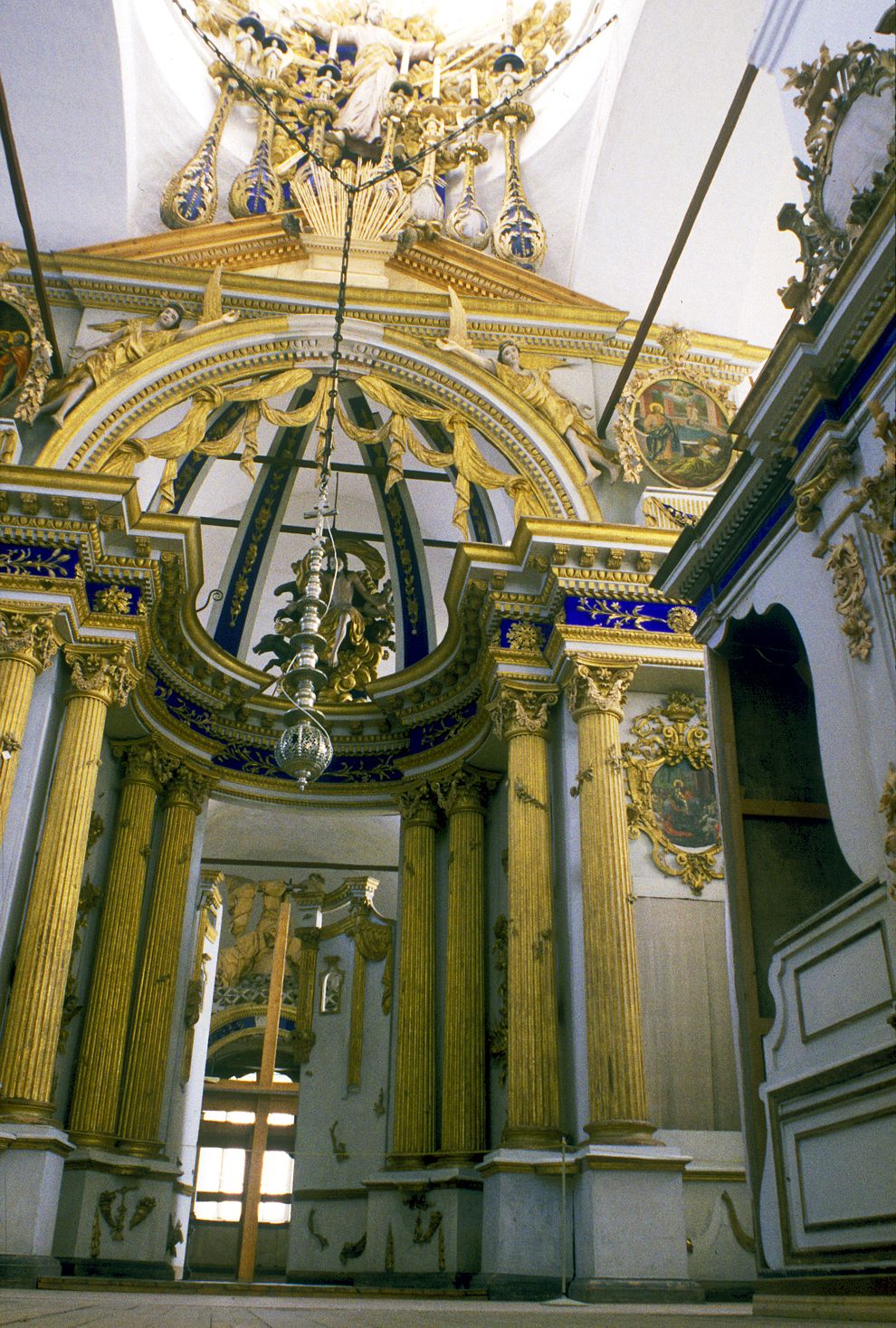 Belozersk
Russia. Vologda Region. Belozersk District
Kremlin
Cathedral of the TransfigurationGorodskoi Val street 13
Interior. Iconostasis
1998-03-03
© Photographs by William Brumfield