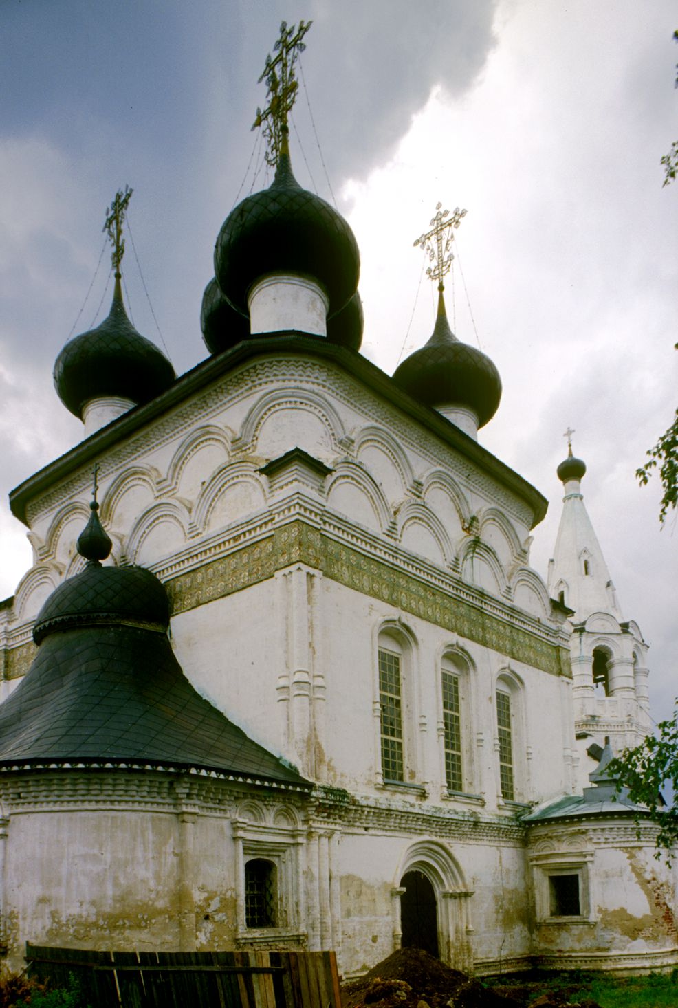 Belozersk
Russia. Vologda Region. Belozersk District
Church of the All-Merciful SaviorDzerjinskii Street 8
1999-07-23
© Photographs by William Brumfield