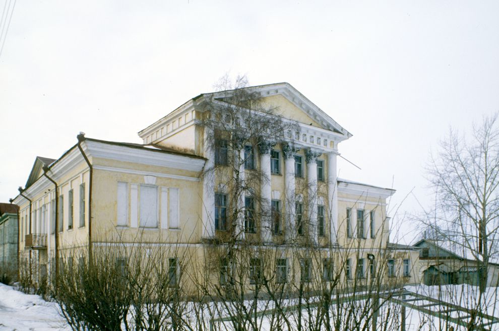 Belozersk
Russia. Vologda Region. Belozersk District
Town estate house
Side facade
1998-03-03
© Photographs by William Brumfield