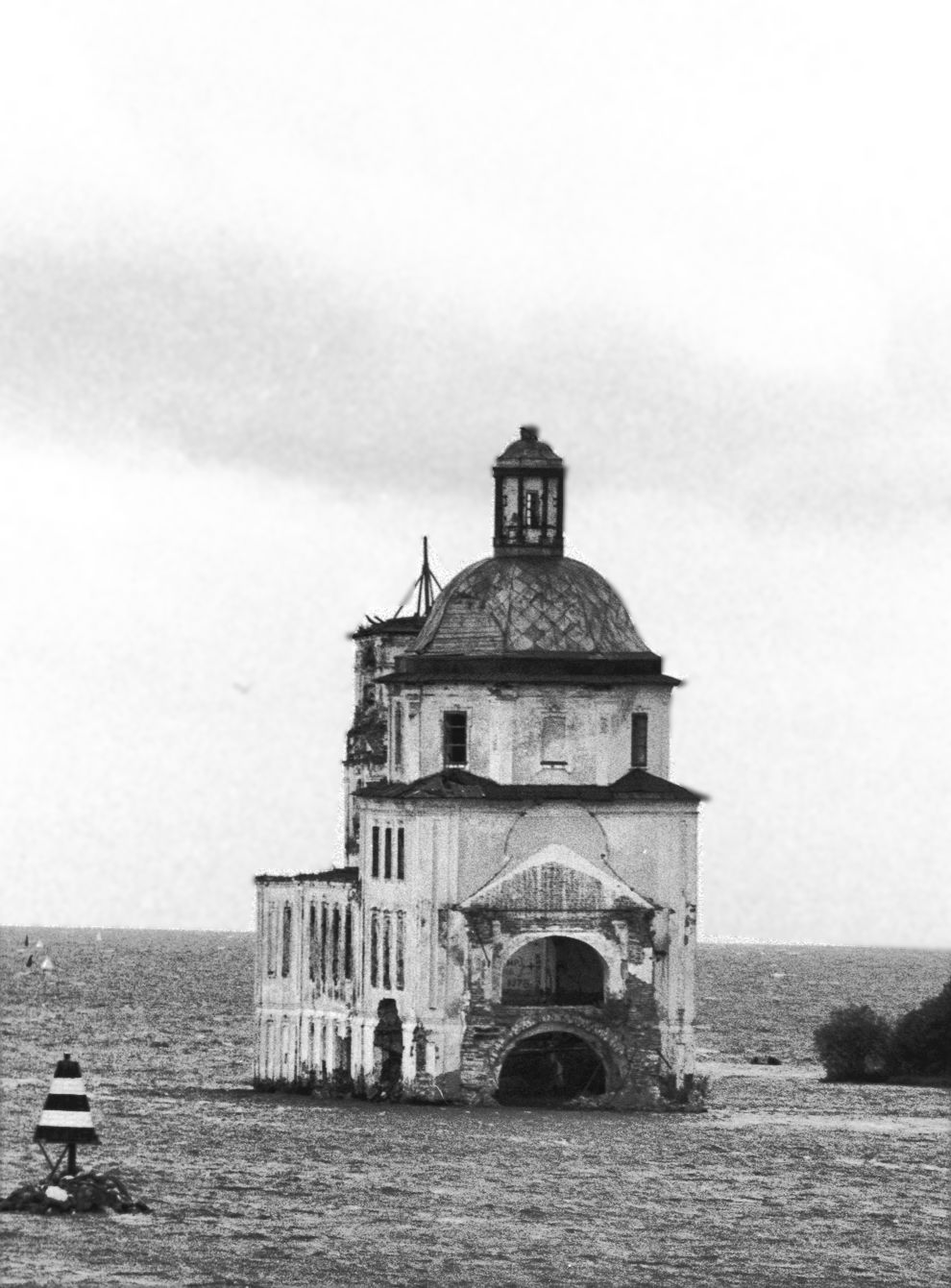 Krokhino
Russia. Vologda Region. Belozersk District
Church of the Nativity of Christ
1991-08-08
© Photographs by William Brumfield