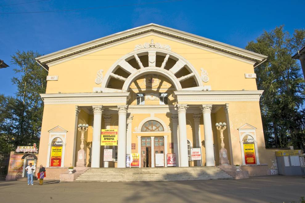 Cherepovets
Russia. Vologda Region. Cherepovetskii District
Cinema hall 