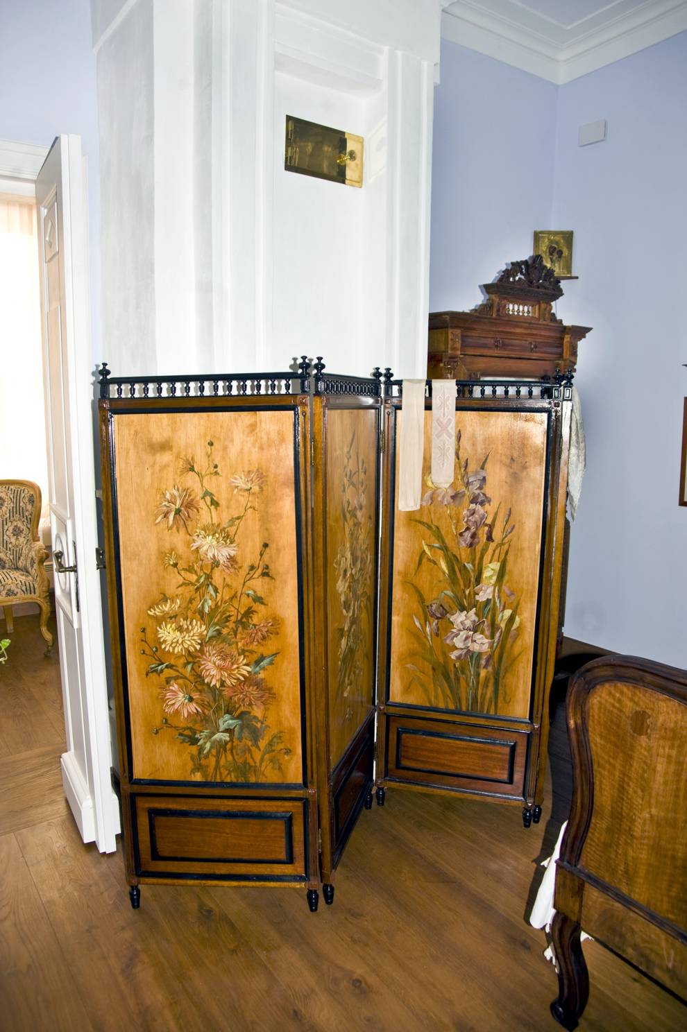 Cherepovets
Russia. Vologda Region. Cherepovetskii District
Gal`skoi estate
Main house
Interior. Main floor, bedroom
2010-01-02
© Photographs by William Brumfield