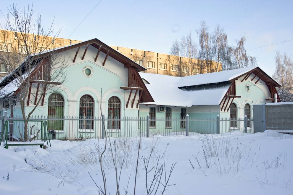 Cherepovets
Russia. Vologda Region. Cherepovetskii District
Railway station. Service building
2010-01-03
© Photographs by William Brumfield