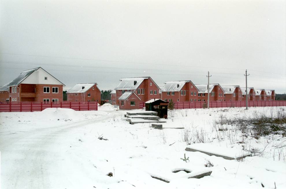 Burtsevo
Russia. Vologda Region. Cherepovetskii District
New housing development
2006-12-31
© Photographs by William Brumfield