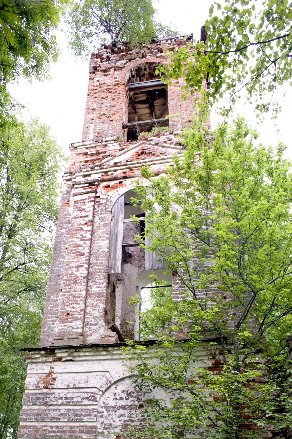 Spas-Lom
Russia. Vologda Region. Cherepovetskii District
Church of the Miraculous Image of the Savior
Belltower
2010-06-10
© Photographs by William Brumfield