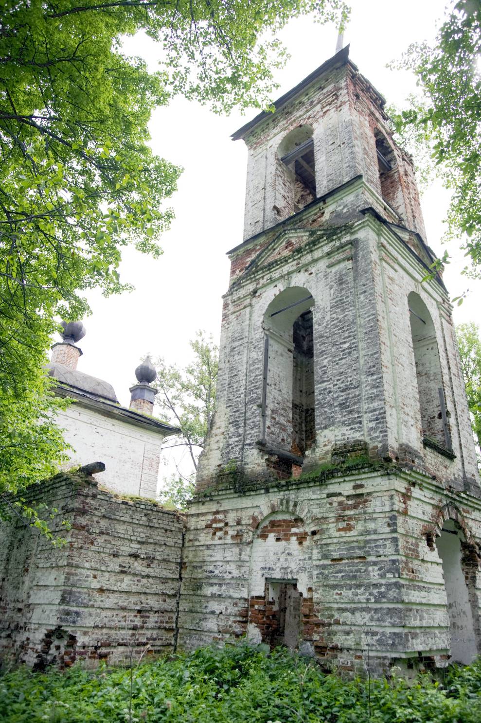 Spas-Lom
Russia. Vologda Region. Cherepovetskii District
Church of the Miraculous Image of the Savior
Belltower
2010-06-10
© Photographs by William Brumfield