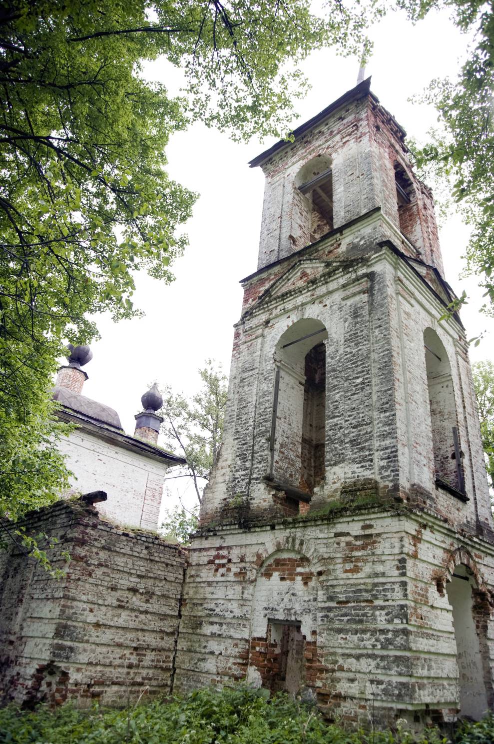 Spas-Lom
Russia. Vologda Region. Cherepovetskii District
Church of the Miraculous Image of the Savior
Belltower
2010-06-10
© Photographs by William Brumfield