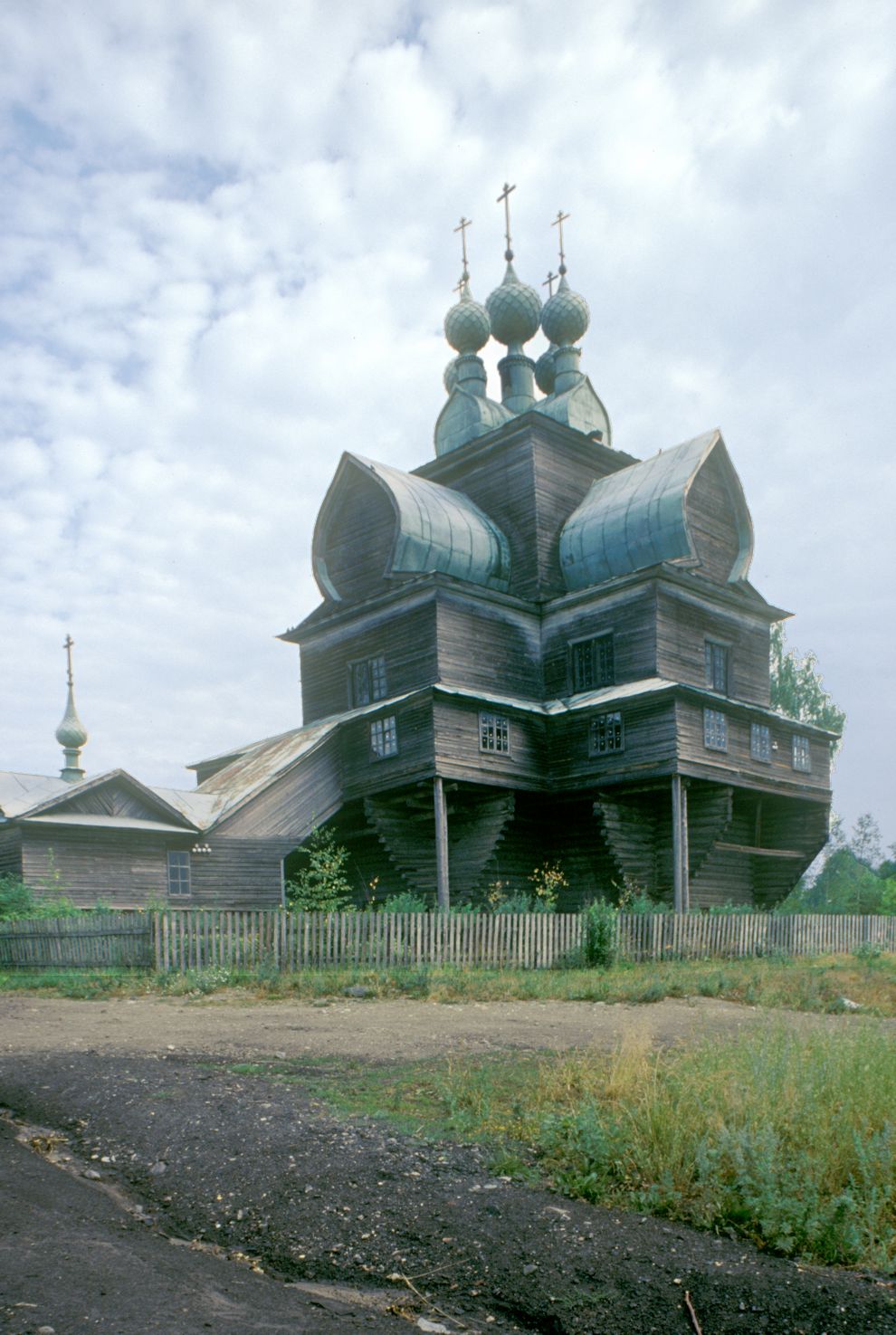 Нелазское, с. (Нелазский п-с)
Россия. Вологодская обл.. Череповецкий р-н
Церковь Успения Пресвятой Богородицы
1999-07-23
© Фотографии Уильяма Брумфилда