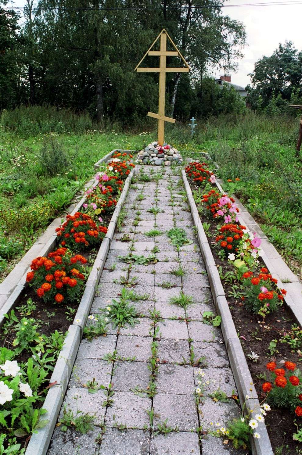 Ивановское, с. (Ивановский с-с)
Россия. Вологодская обл.. Череповецкий р-н
Церковь Рождества Пресвятой Богородицы
Памятный крест у церкви
2006-08-27
© Фотографии Уильяма Брумфилда