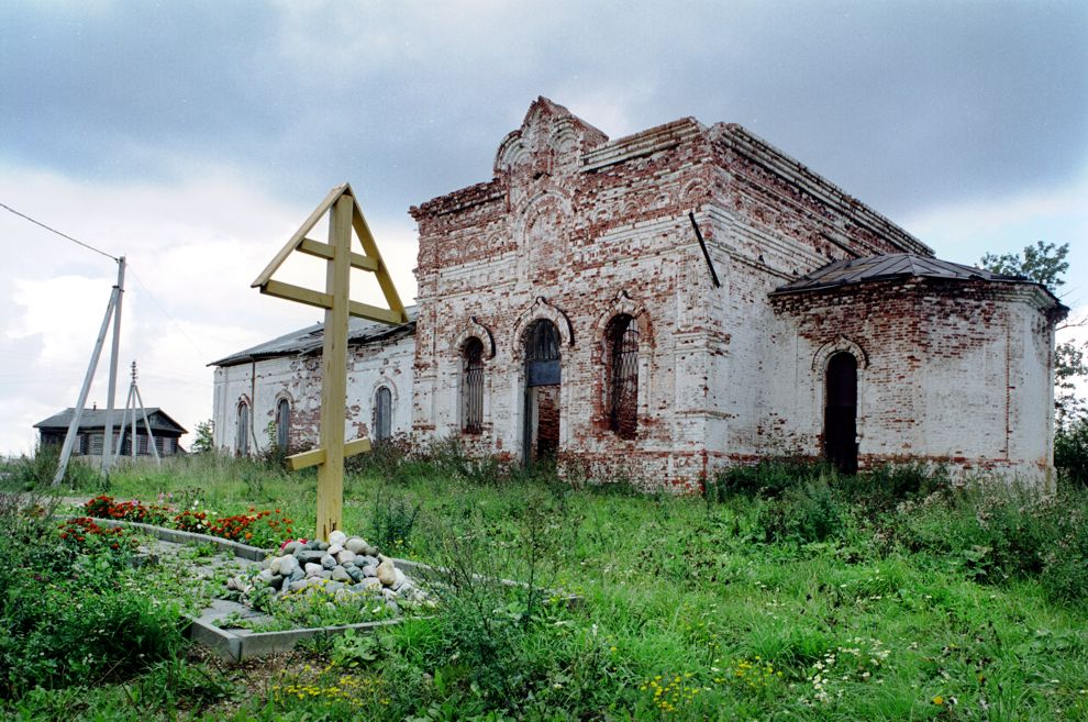 Ivanovskoe
Russia. Vologda Region. Cherepovetskii District
Church of Nativity of the Virgin
Memorial cross, near ruins of church
2006-08-27
© Photographs by William Brumfield