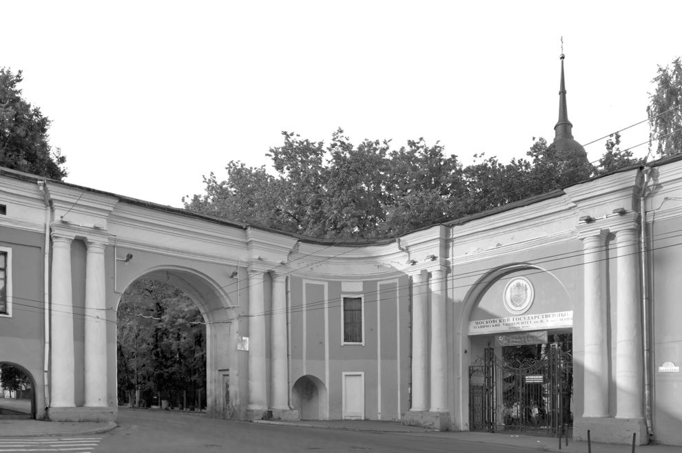 Kaluga
Russia. Kaluga Region
Government administration (Prisutstvennye mesta)
Arch of the assembly
2010-07-17
© Photographs by William Brumfield