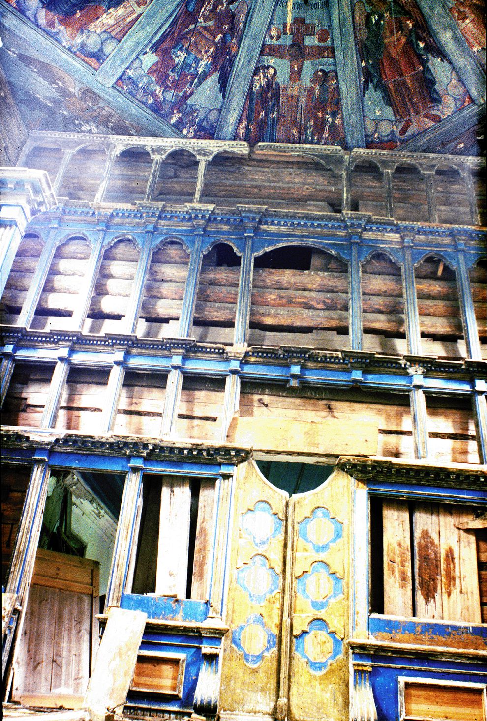 Bol`shaia Shalga
Russia. Arkhangelsk Region. Kargopol District
Church of the Nativity of Christ
Interior. Iconostasis and painted ceiling (Nebo)
1998-06-23
© Photographs by William Brumfield