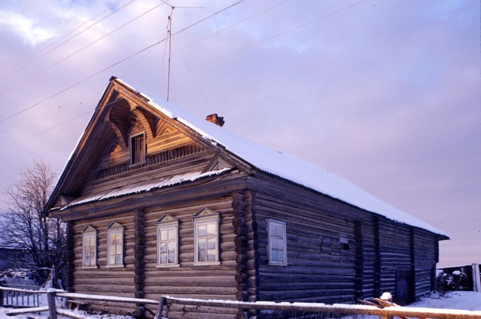 Lekshma
Russia. Arkhangelsk Region. Kargopol District
Log house
1999-11-26
© Photographs by William Brumfield