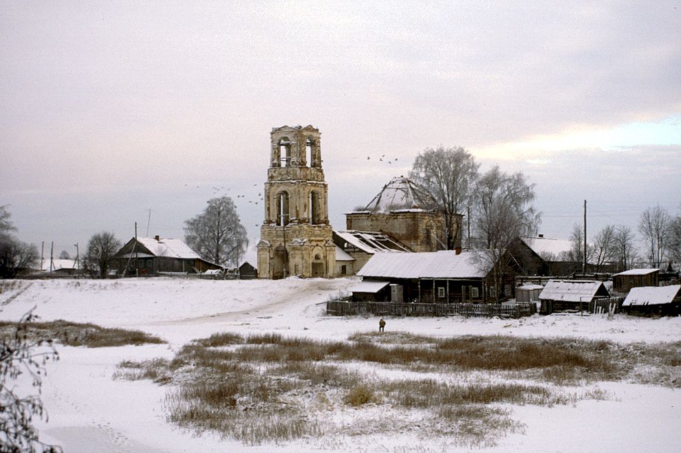 Ukhta
Russia. Arkhangelsk Region. Kargopol District
Village panorama, with church of the Trinity
1999-11-26
© Photographs by William Brumfield