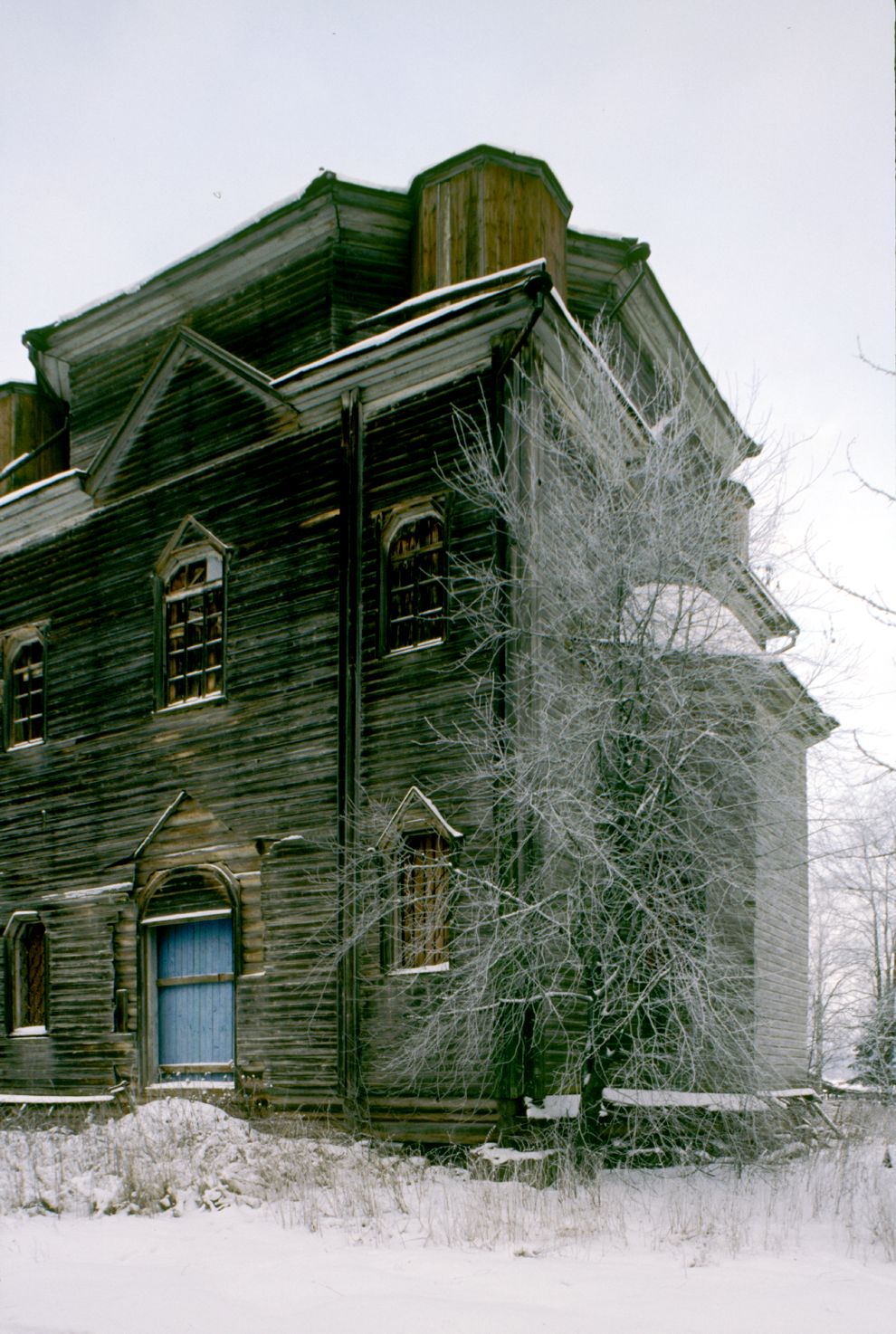 Lovzanga
Russia. Arkhangelsk Region. Kargopol District
Log church of Saint Nicholas
1999-11-26
© Photographs by William Brumfield