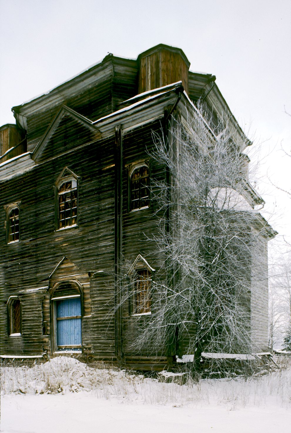 Lovzanga
Russia. Arkhangelsk Region. Kargopol District
Log church of Saint Nicholas
1999-11-26
© Photographs by William Brumfield