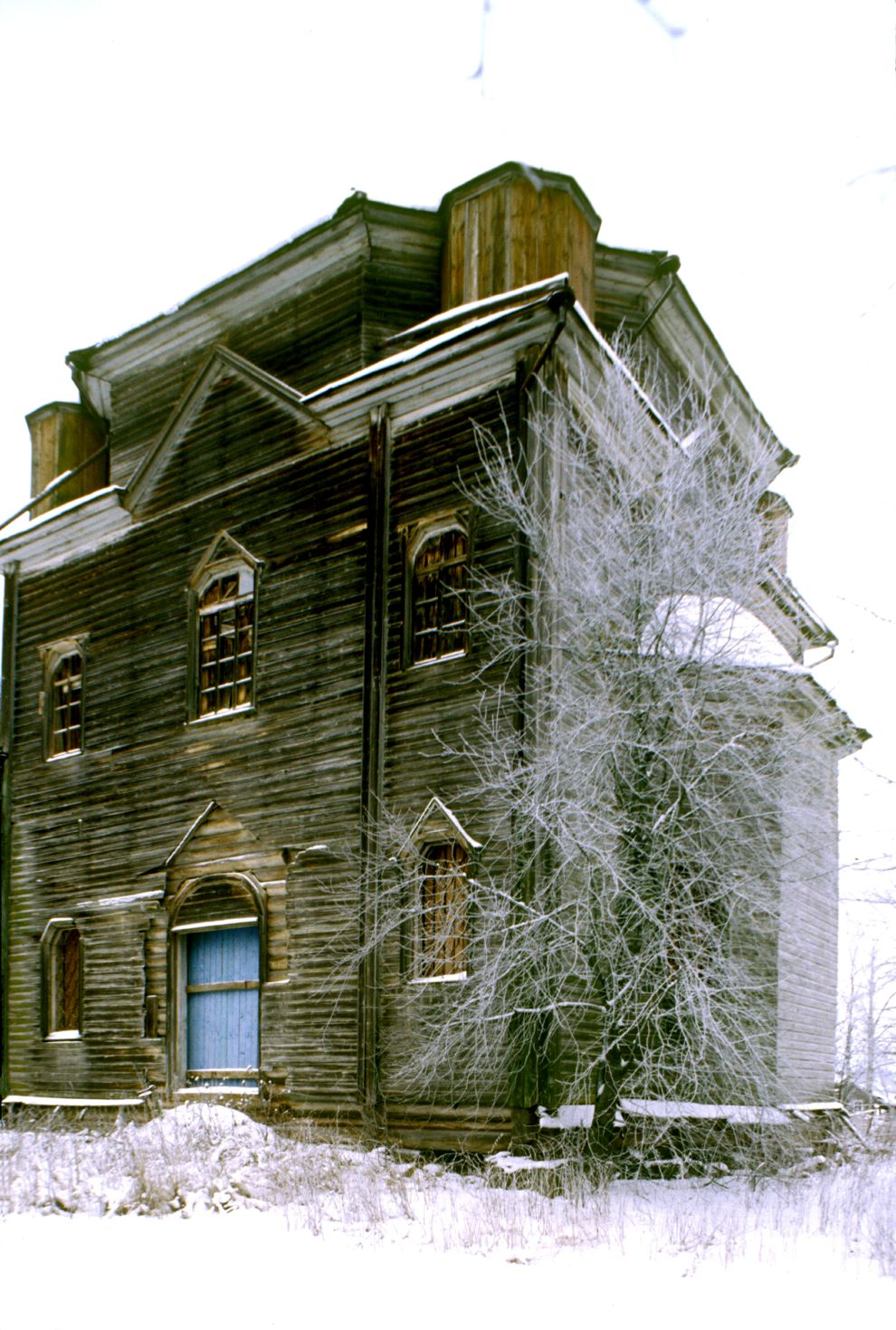 Lovzanga
Russia. Arkhangelsk Region. Kargopol District
Log church of Saint Nicholas
1999-11-26
© Photographs by William Brumfield