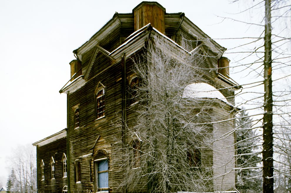 Lovzanga
Russia. Arkhangelsk Region. Kargopol District
Log church of Saint Nicholas
1999-11-26
© Photographs by William Brumfield