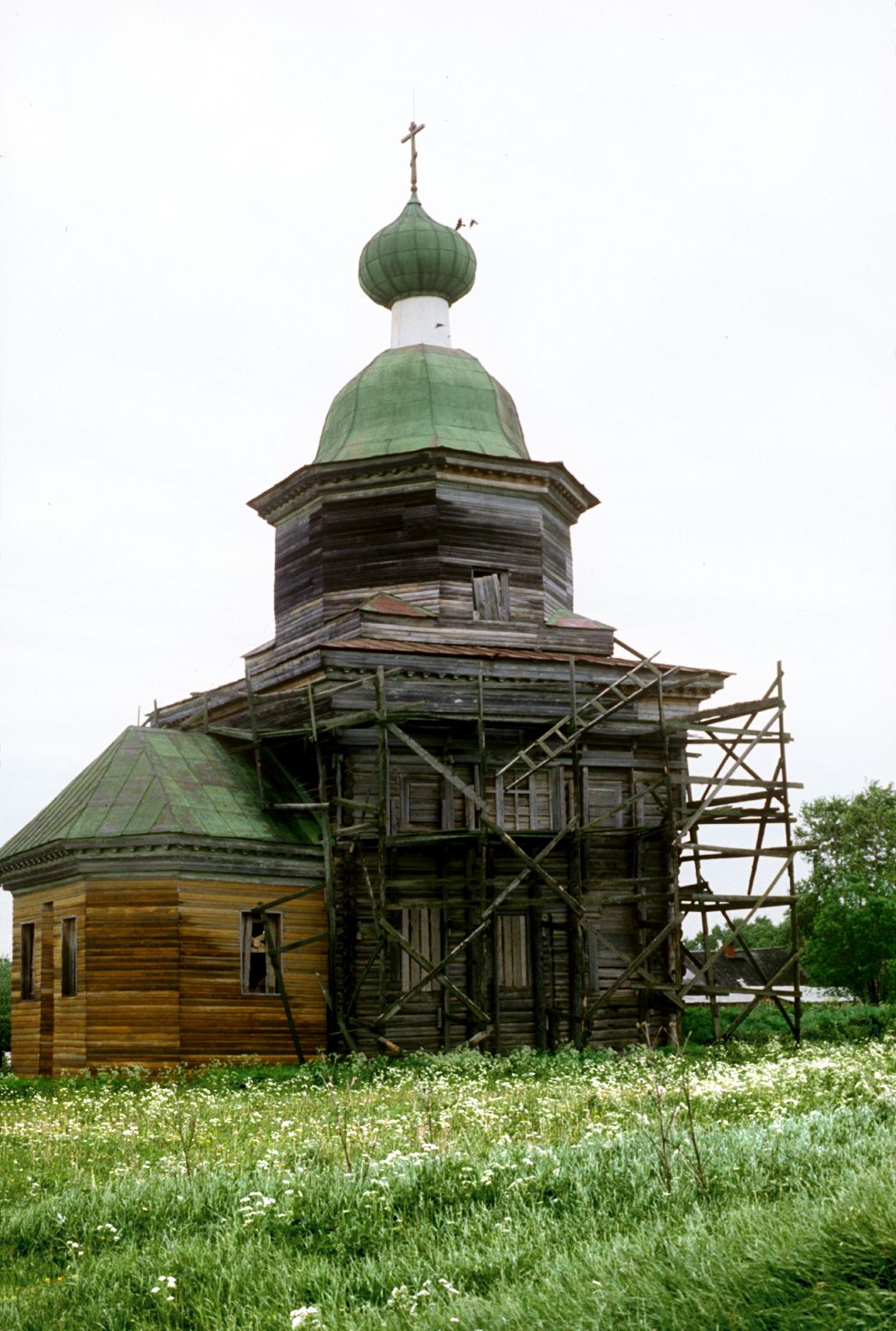 Arkhangelo
Russia. Arkhangelsk Region. Kargopol District
Church of Archangel Michael
1998-06-22
© Photographs by William Brumfield