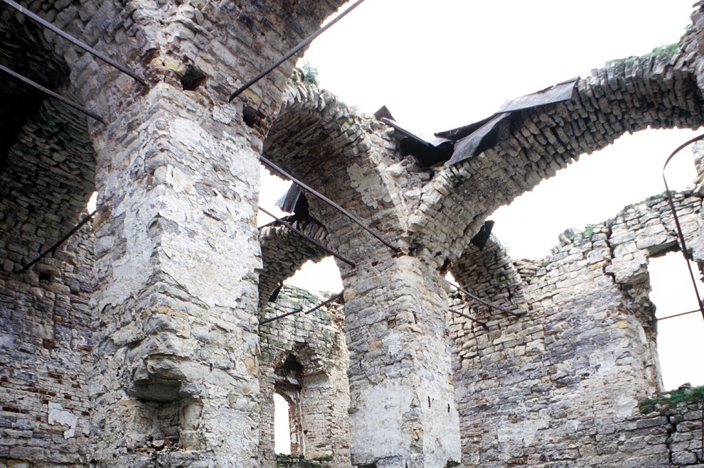 Troitsa
Russia. Arkhangelsk Region. Kargopol District
Church of the Trinity
Interior. West piers
1998-06-22
© Photographs by William Brumfield