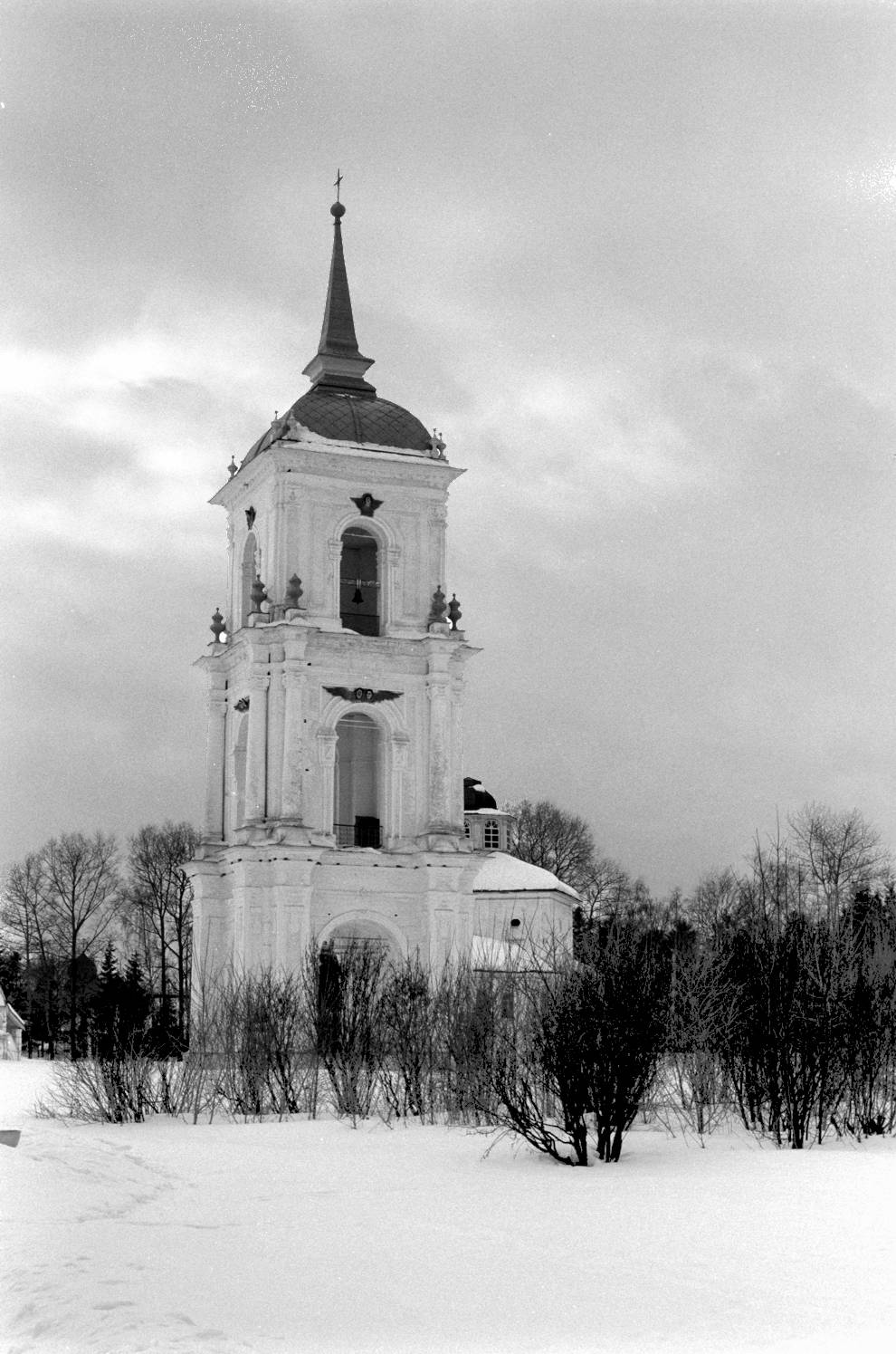 Kargopol
Russia. Arkhangelsk Region. Kargopol District
Cathedral bell towerSobornaia Square
1998-02-27
© Photograph by William Brumfield