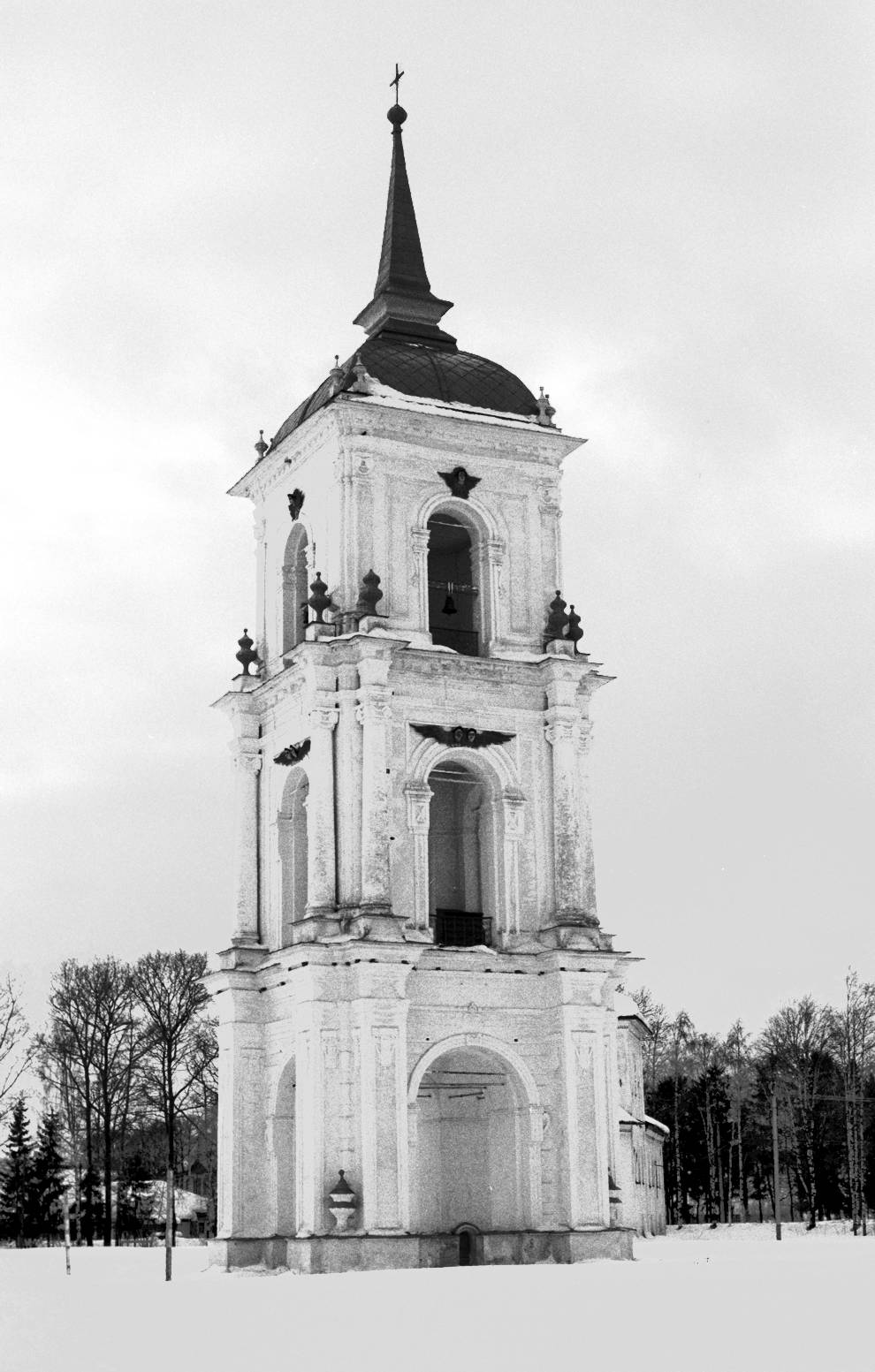 Kargopol
Russia. Arkhangelsk Region. Kargopol District
Cathedral bell towerSobornaia Square
1998-02-27
© Photograph by William Brumfield
