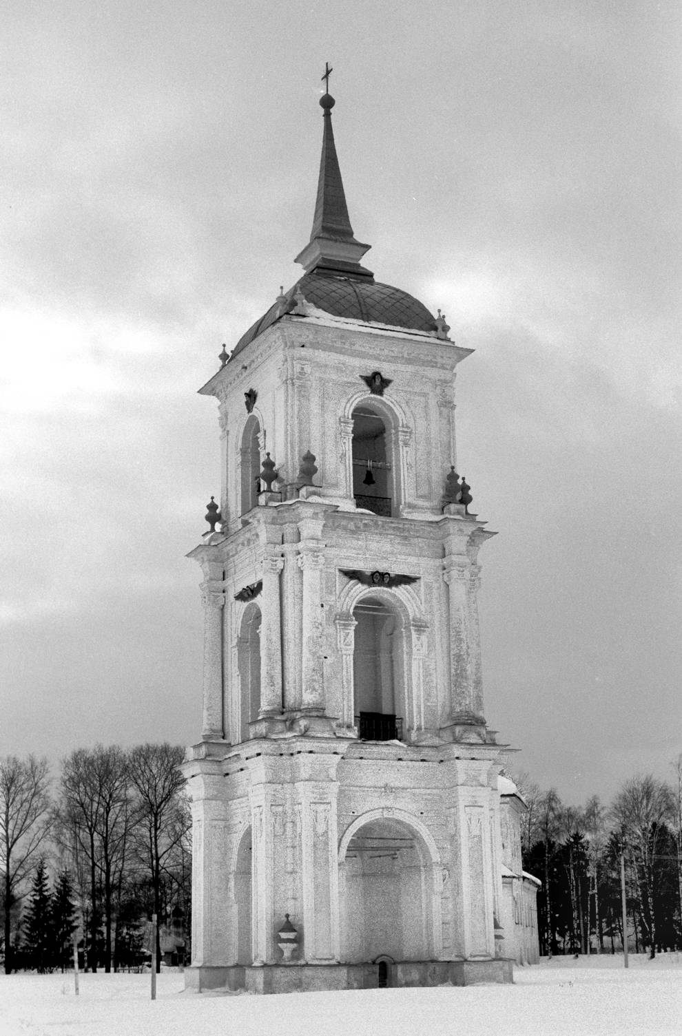 Kargopol
Russia. Arkhangelsk Region. Kargopol District
Cathedral bell towerSobornaia Square
1998-02-27
© Photograph by William Brumfield