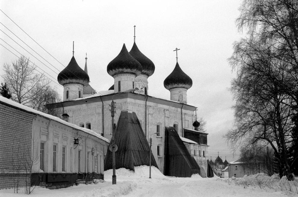 Каргополь, г.
Россия. Архангельская обл.. Каргопольский р-н
Собор Рождества ХристоваНабережная Баранова
1998-02-27
© Фотография Уильяма Брумфилда