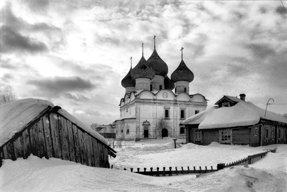 Kargopol
Russia. Arkhangelsk Region. Kargopol District
Church of the Resurrection
1998-03-01
© Photograph by William Brumfield