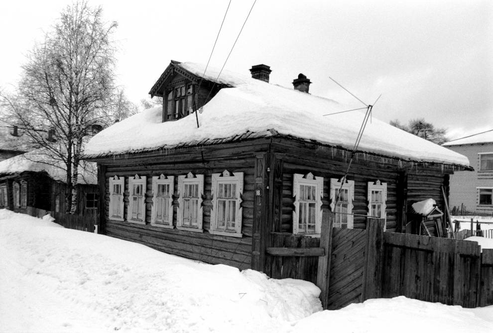 Kargopol
Russia. Arkhangelsk Region. Kargopol District
Log house
1998-03-01
© Photograph by William Brumfield